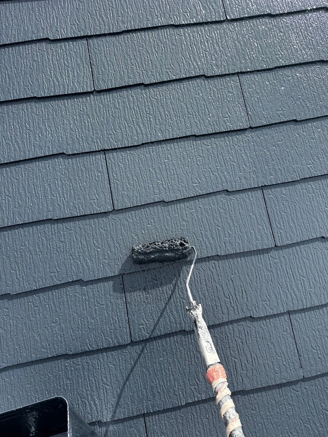 四日市市別名にてカラーベスト屋根の上塗り塗装作業「三回目の塗装」