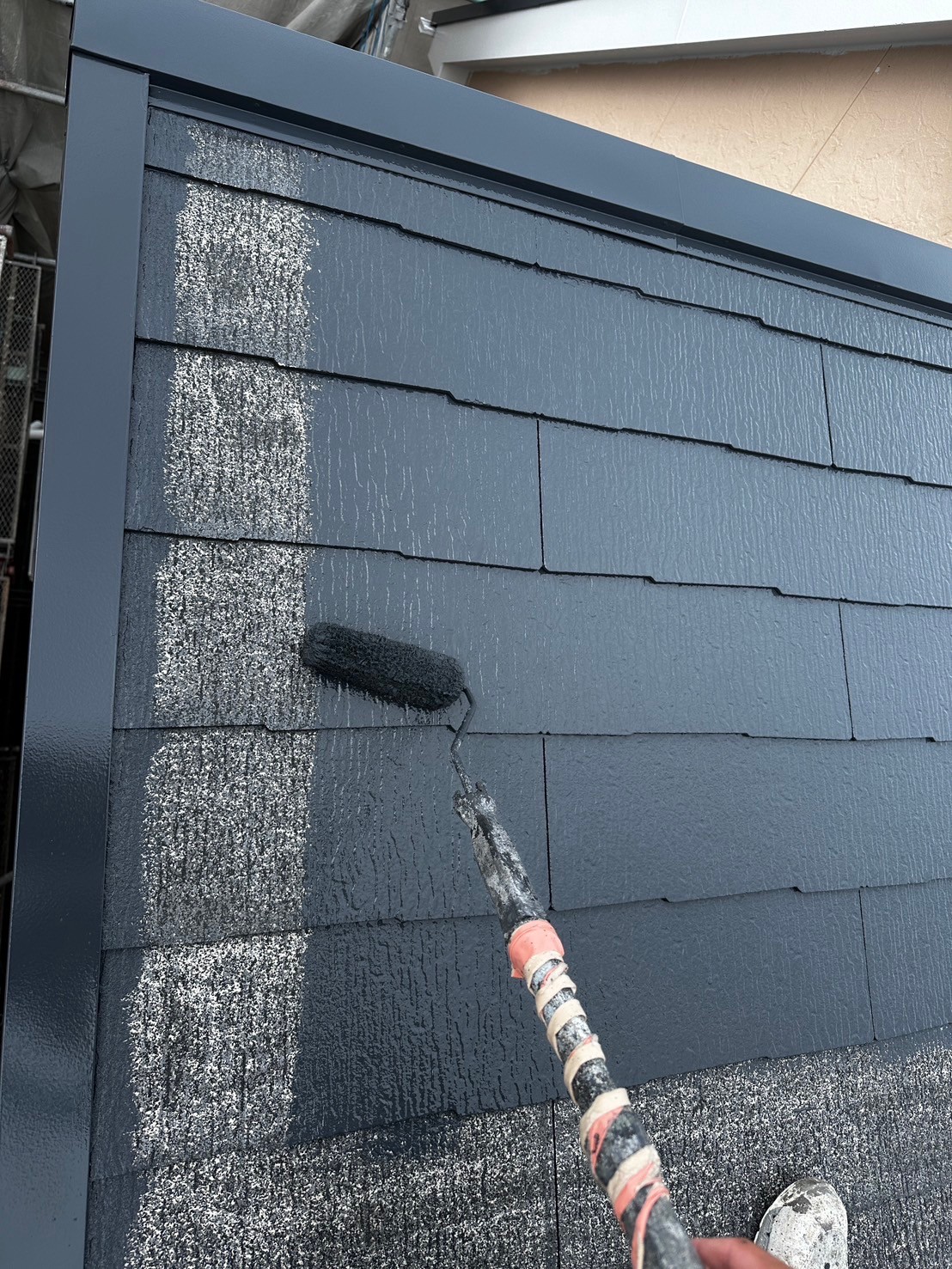 四日市市別名にてカラーベスト屋根の中塗り塗装作業「二回目の塗装」