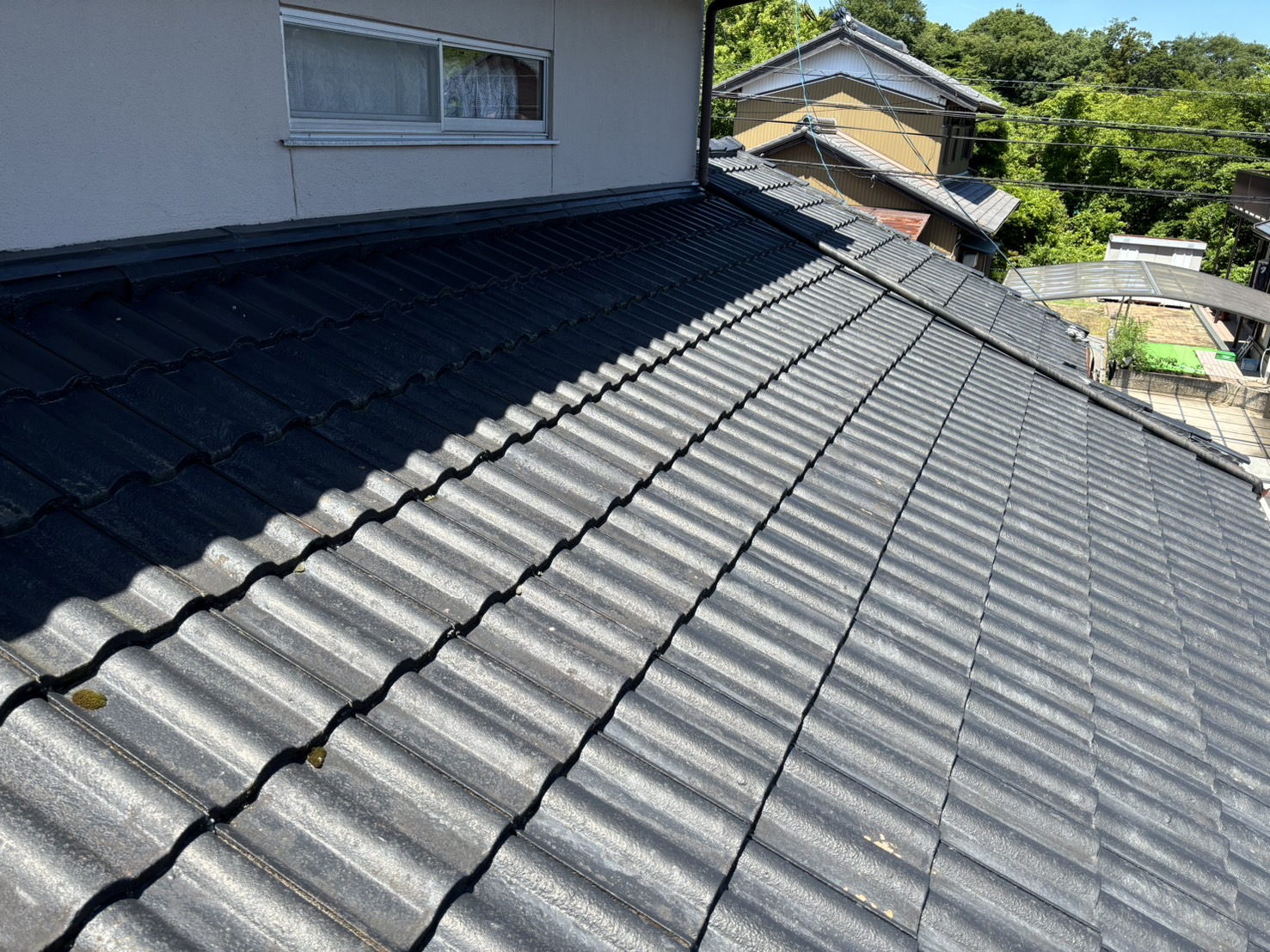 東員町にて生産中止になった、一階屋根のモニエル瓦の塗膜が劣化した状態