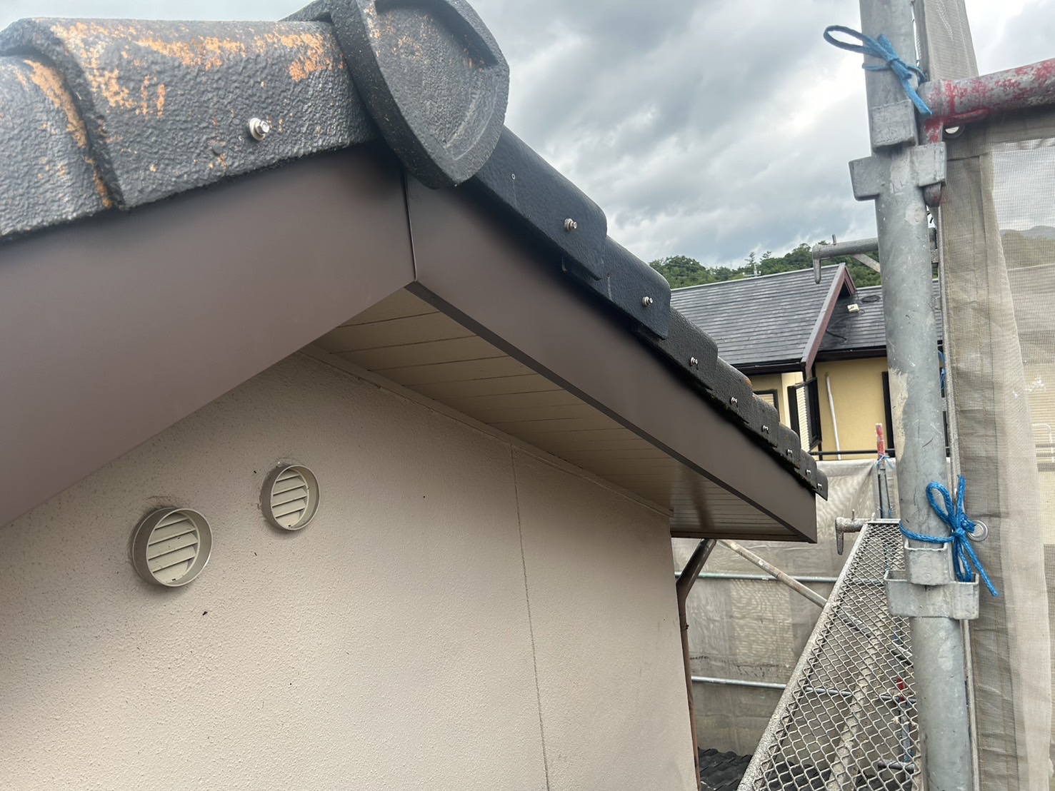 東員町にてモニエル瓦のケラバ部、破風板の劣化で、ガルバニウム板金にて破風板補修完成