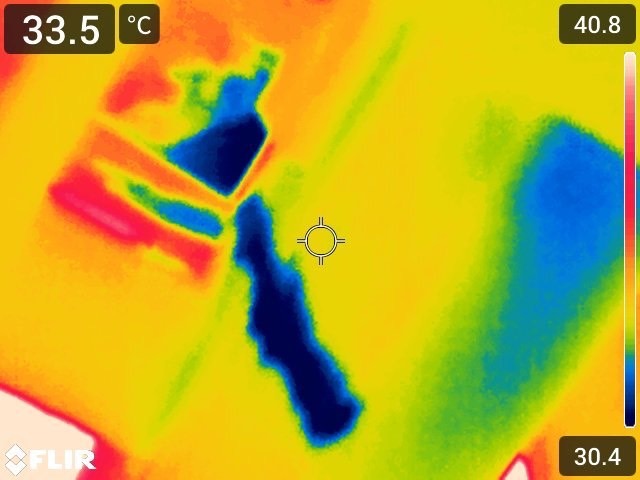 鈴鹿市にて、ベランダ防水から漏水、雨漏りしている箇所のサーモカメラの映像