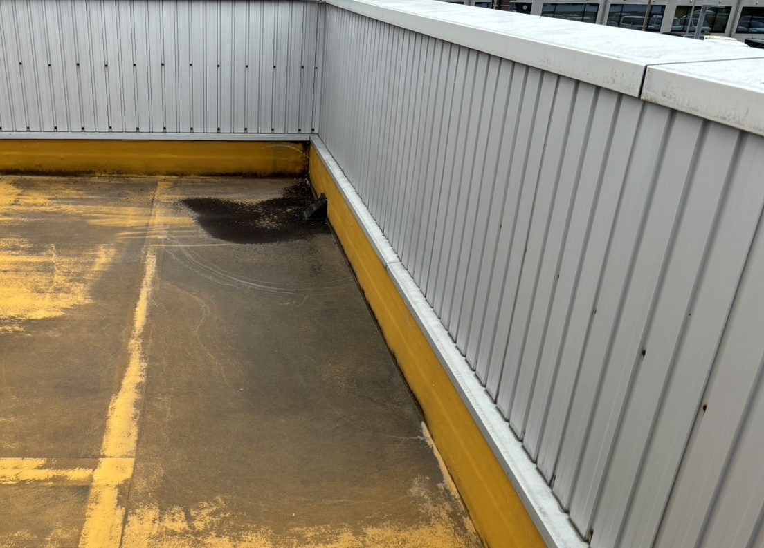 津市にて会社オフィスの陸屋根の経年劣化したシート防水の雨水が溜まった排水不良
