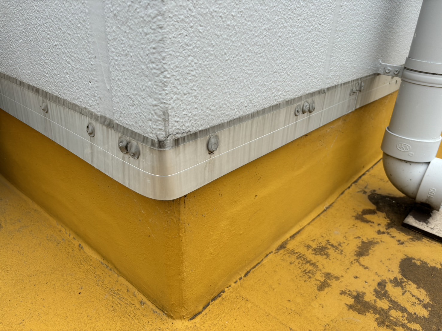 津市にて会社オフィスの屋上陸屋根のたシート防水、壁との取り合い部分のシール劣化状況