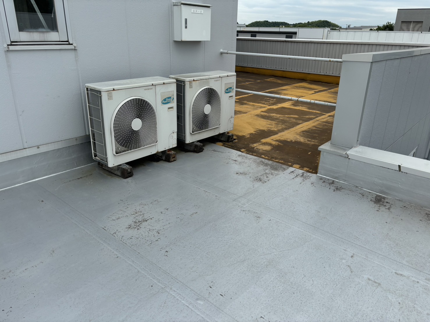 津市にて会社オフィスの陸屋根の経年劣化したシート防水と、防水補修を行った継ぎ目箇所