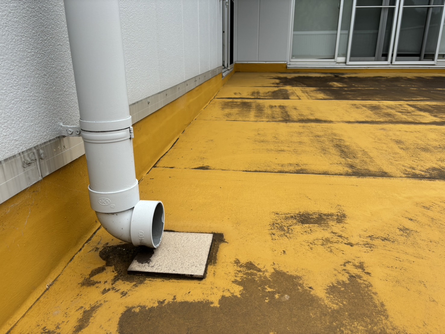 津市にて会社オフィスの陸屋根の経年劣化したシート防水の状況確認