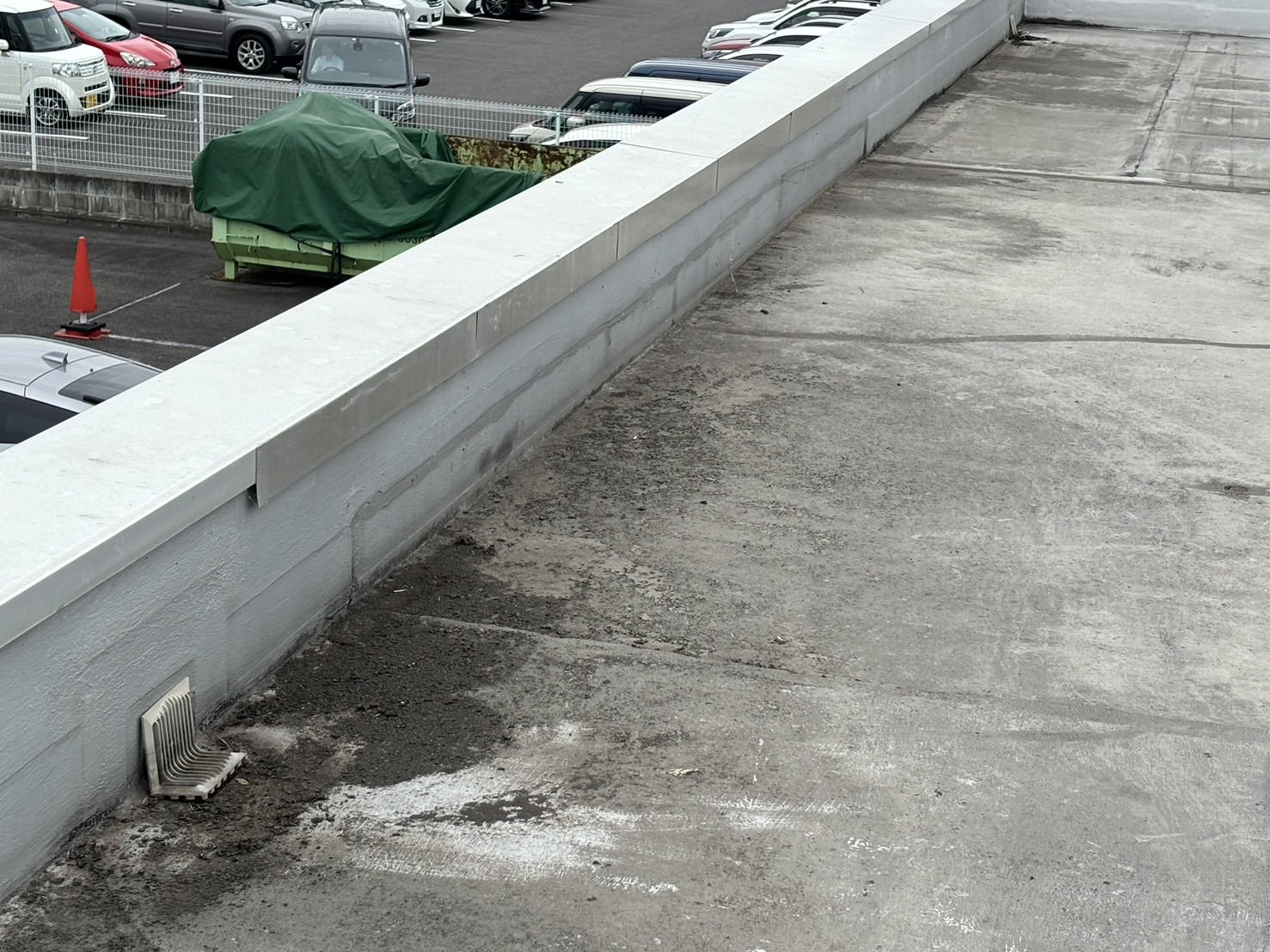 津市にて会社オフィスの屋上陸屋根のたシート防水、排水口の汚れ詰まり状況！