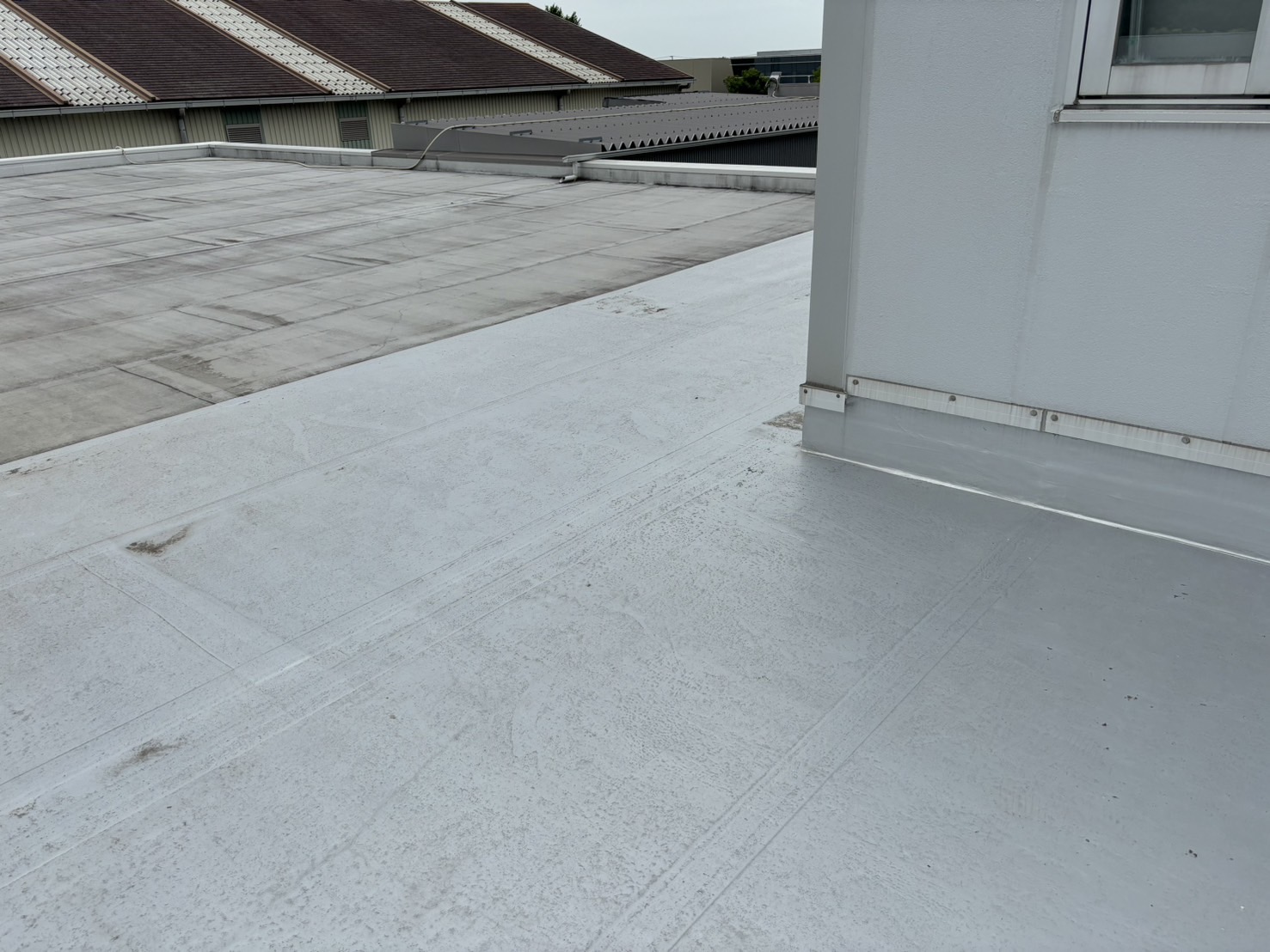 津市にて会社オフィス屋上の陸屋根防水、劣化したシート防水と、防水工事を行った箇所