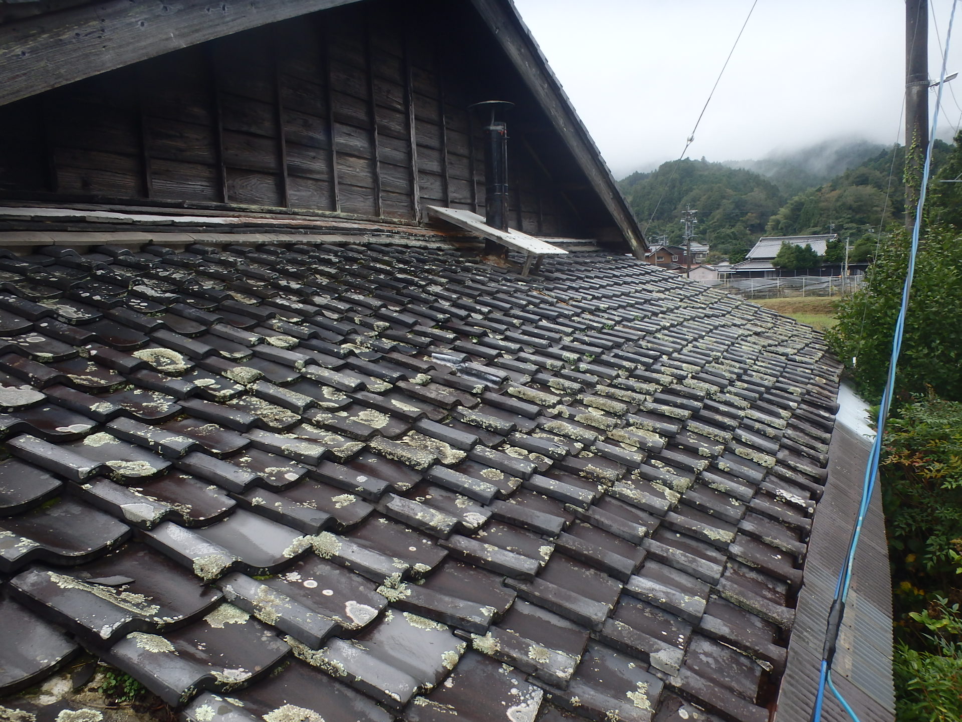 津市美杉町の古民家屋根、一階下屋の瓦の状況