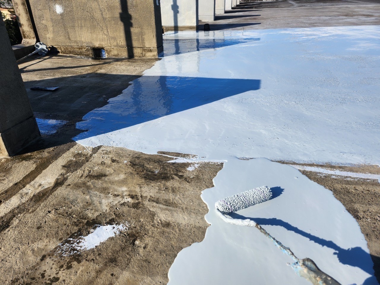 桑名市にて長屋住宅のコンクリート防水経年劣化で雨漏り、ウレタン防水工事でウレタン塗料を塗っている所「１層目」