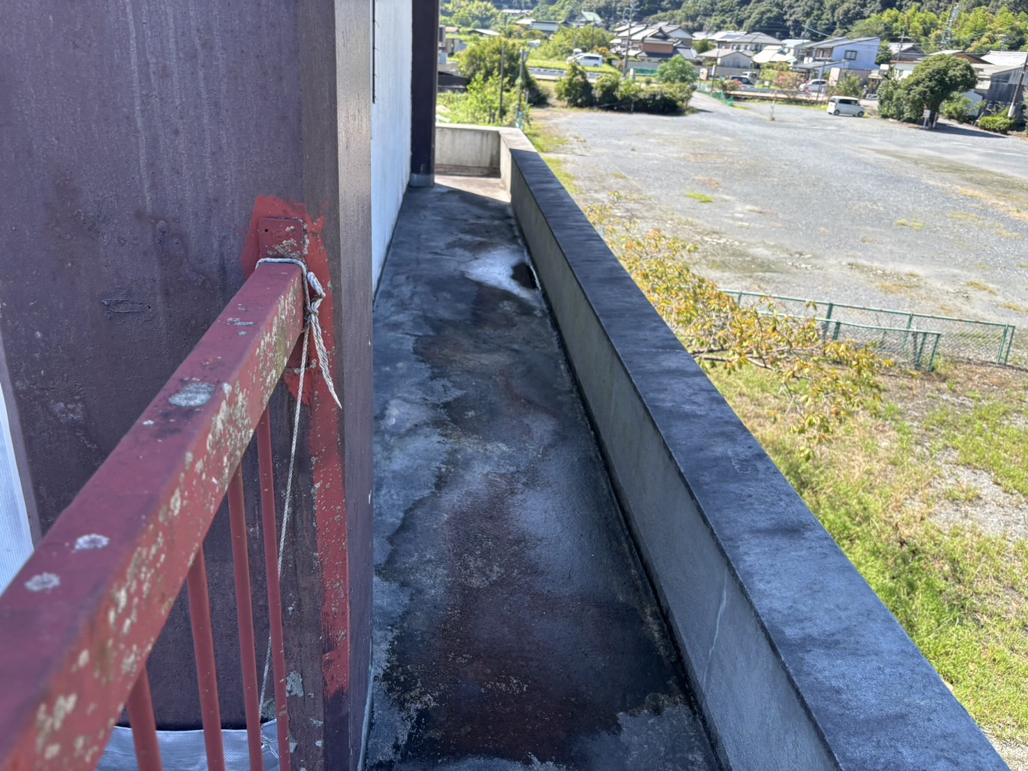 鈴鹿市にて鉄筋構造住宅の陸屋根から雨漏りしたお宅、陸屋根のコンクリート防水の劣化状況雨水が溜まった状態