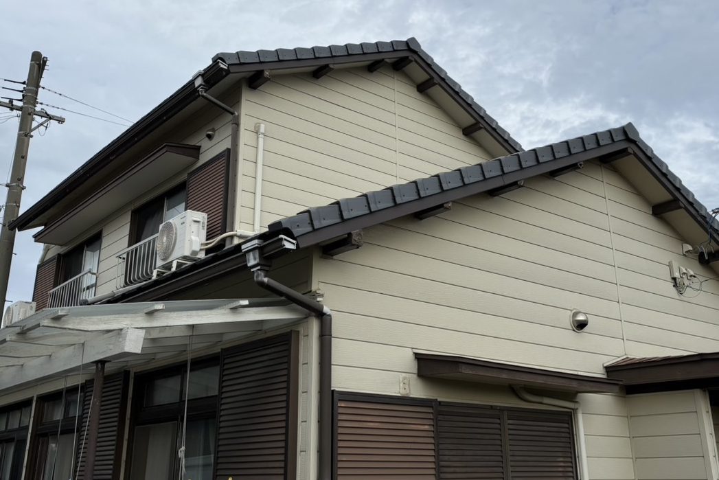 四日市市にて瓦屋根の母屋(もや)が腐食したお宅全景