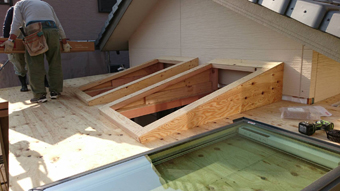 三重県津市におけるサンルーム増築工事で天窓を設置しました