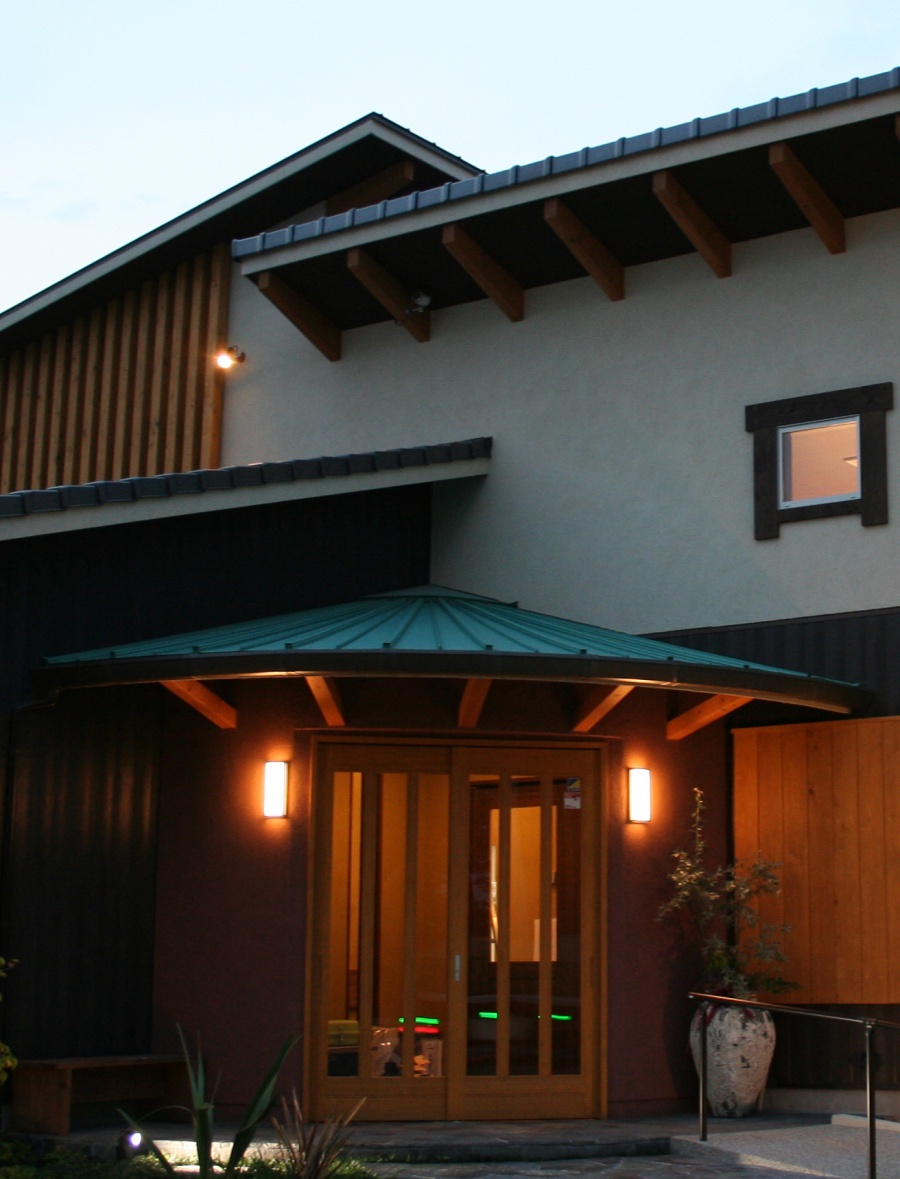 風除室の屋根は緑青色のガルバリウム鋼板瓦棒葺き