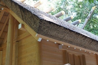 神社の屋根は茅葺の切妻屋根