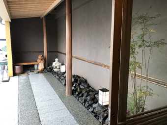 庇の下には京の小路をイメージしたアプローチ。