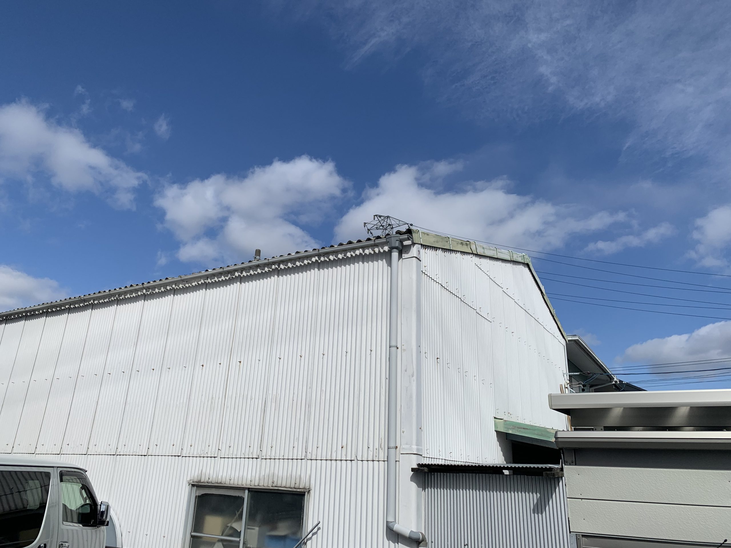 川越町のスレート屋根の倉庫を現地調査、カバー工法をご提案