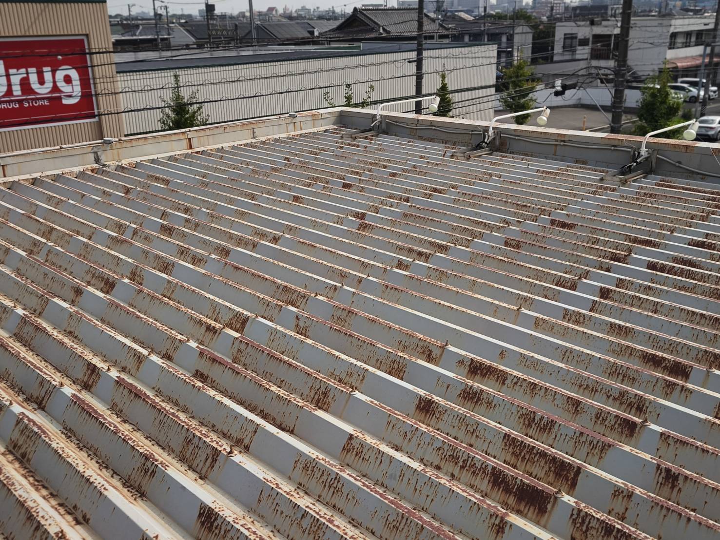 四日市市｜店舗折半屋根のサビ・穴あきが原因の雨漏りをカバー工法で改善へ