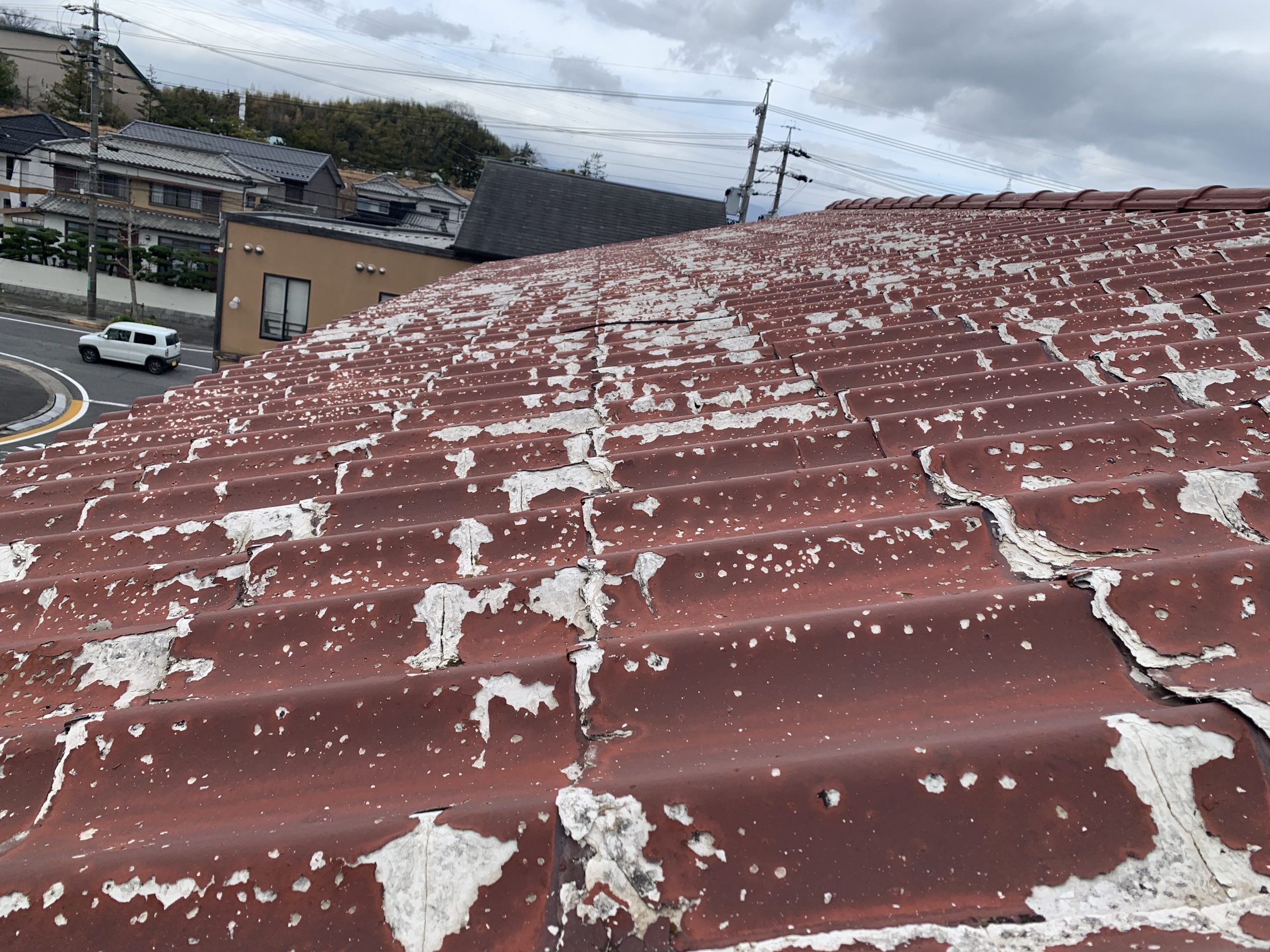亀山市でスレート屋根の屋根塗装を検討中の方へ屋根塗装できない屋根をご紹介