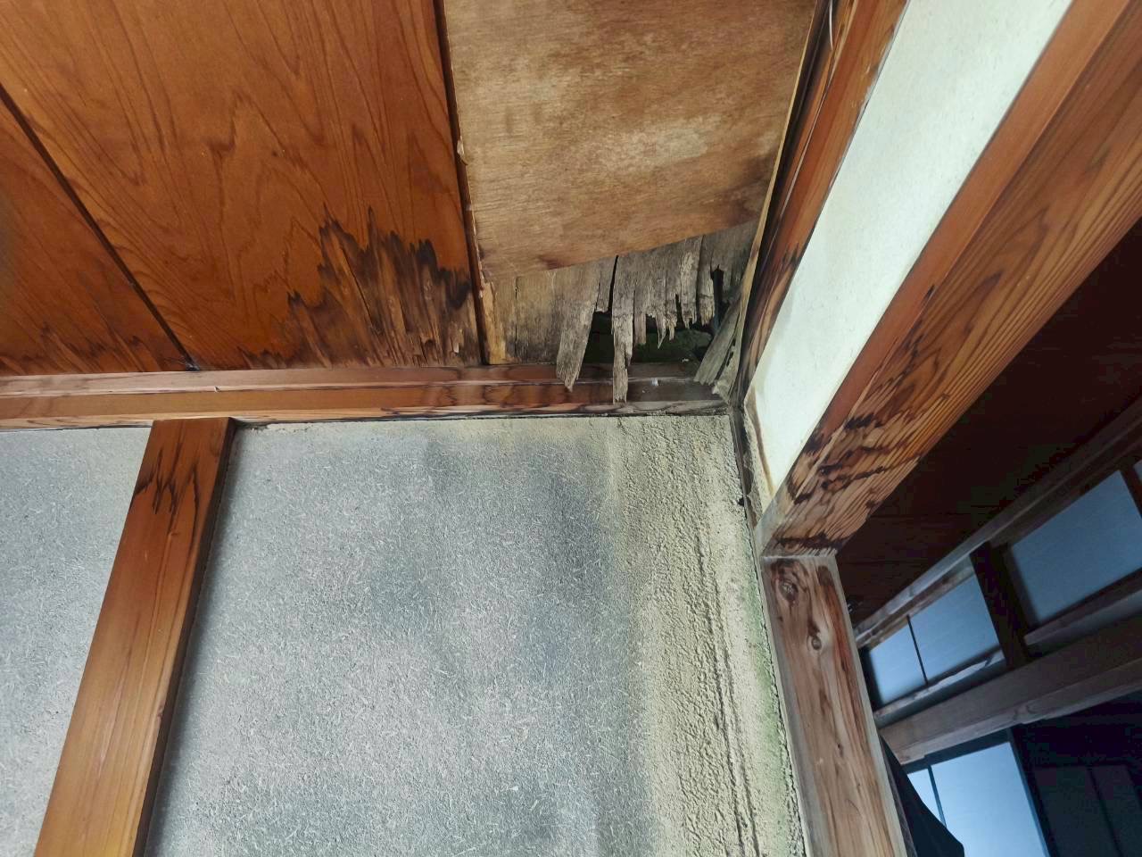 東員町谷樋からの雨漏り