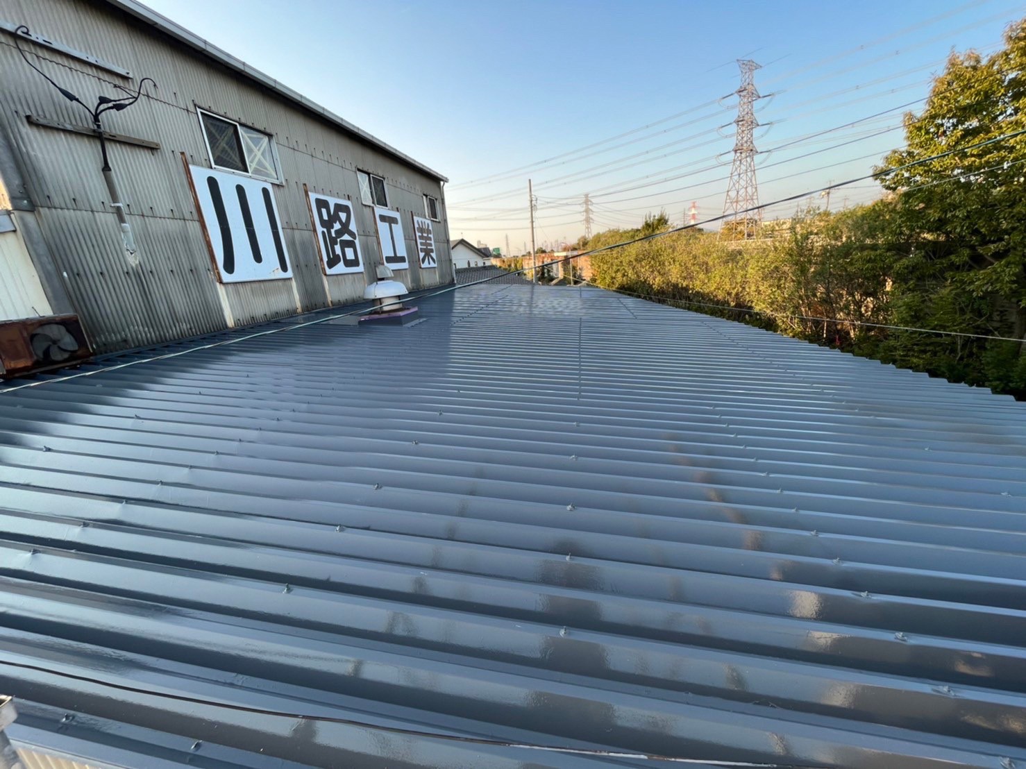桑名市の倉庫、折半屋根の塗装工事完了