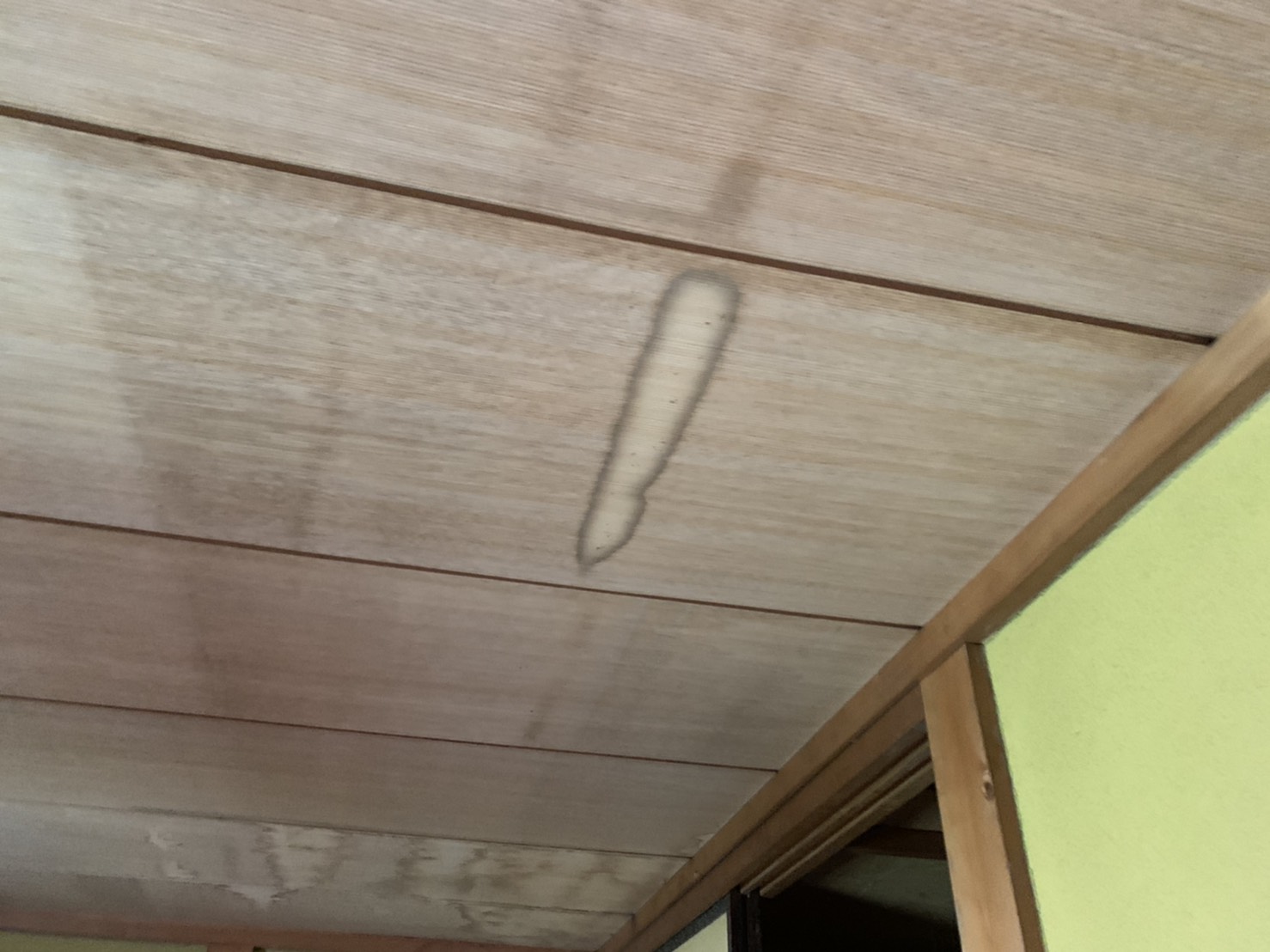 桑名市の瓦から雨漏れ天井板の状況UP
