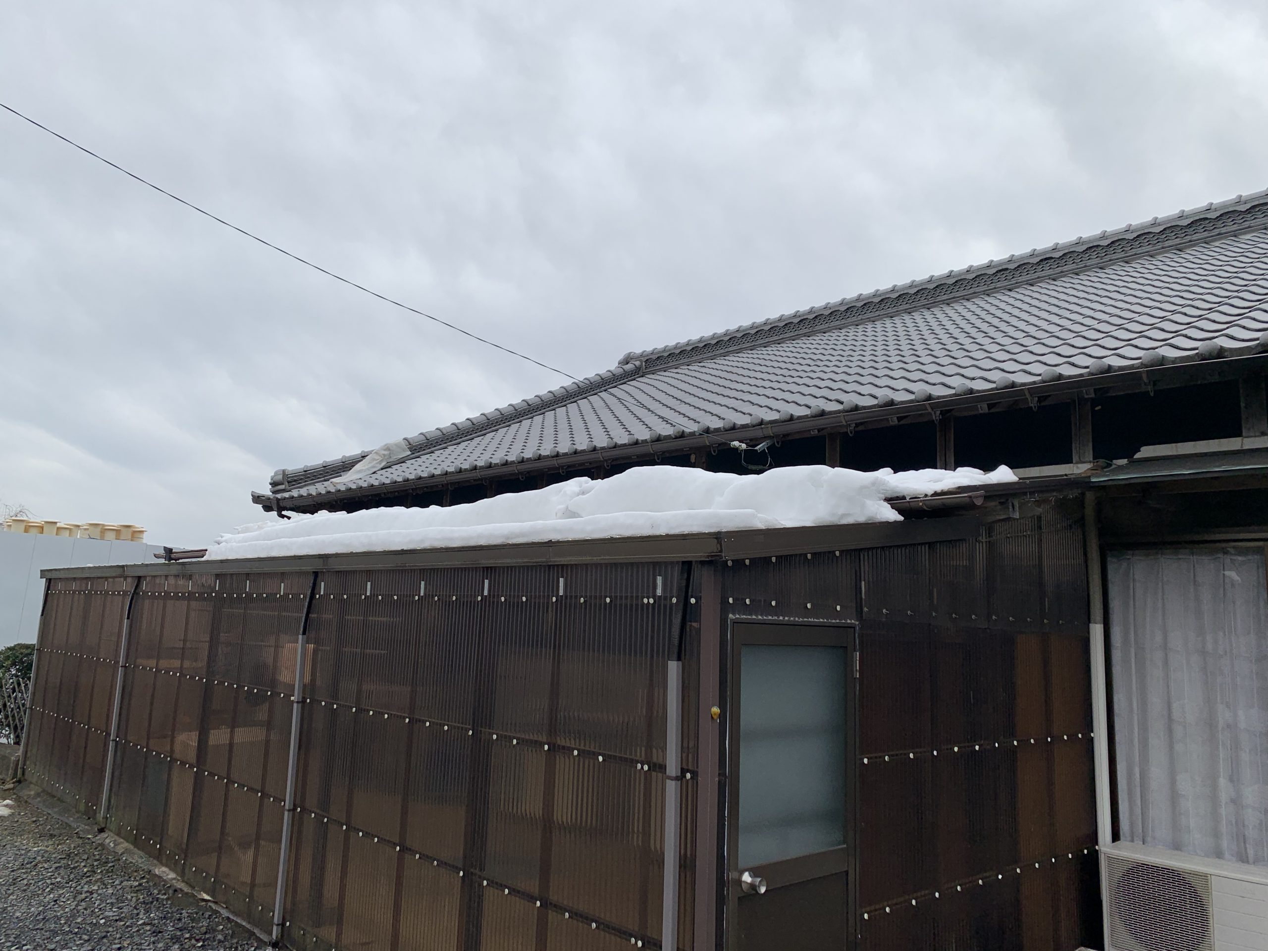 四日市市山田町にて、雪害による雨樋破損、下り棟の鬼瓦が落下