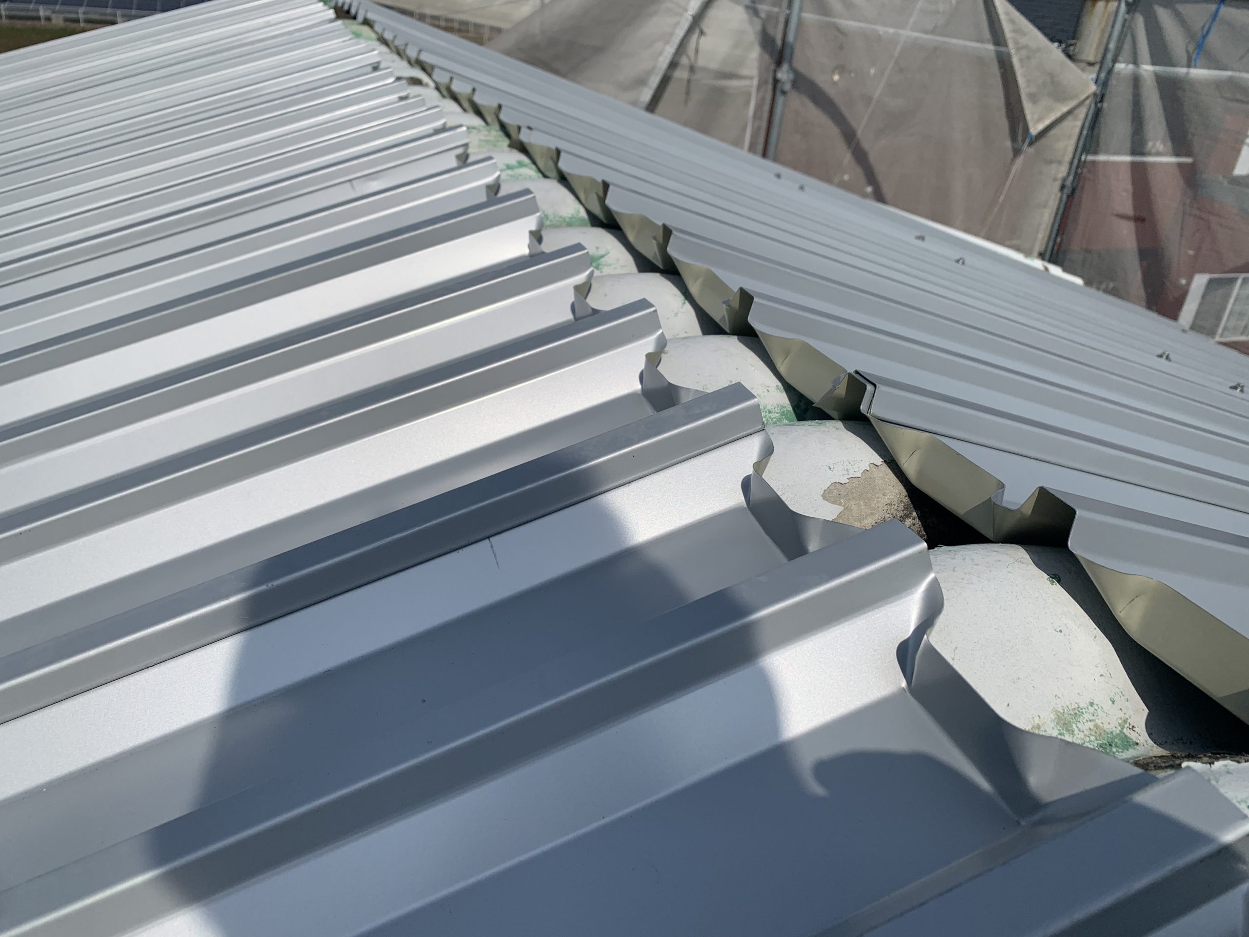 倉庫のスレート屋根のカバー工法