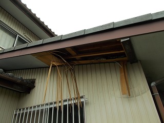 台風被害　屋根　軒天ボード　軒天　破損　街の屋根や四日市店