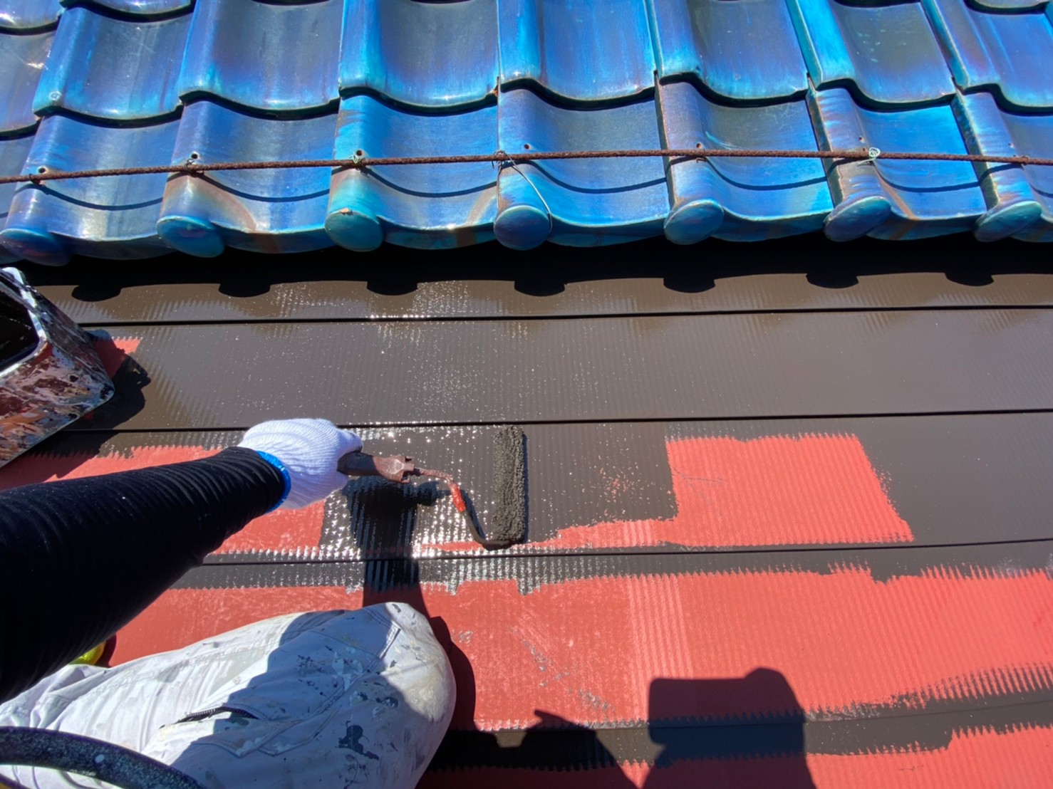朝日町の屋根塗装、中塗り、弱溶剤シリコン