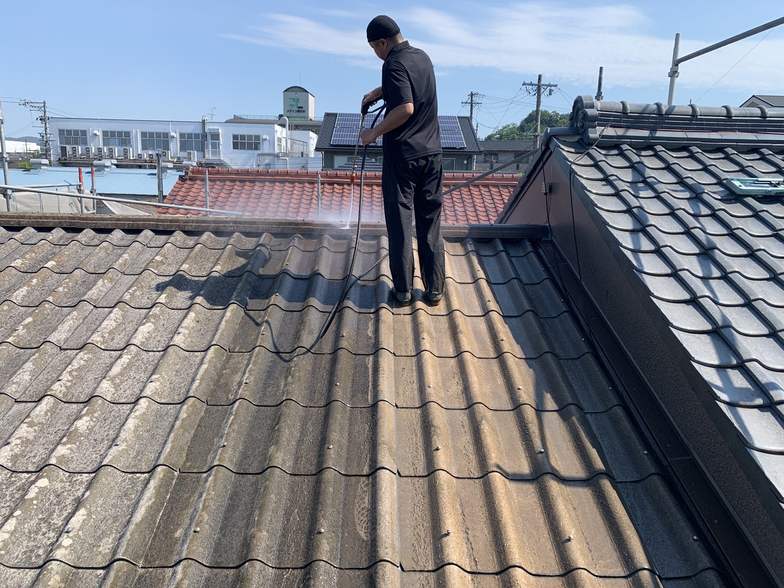 鈴鹿市の波型スレート屋根の高圧洗浄