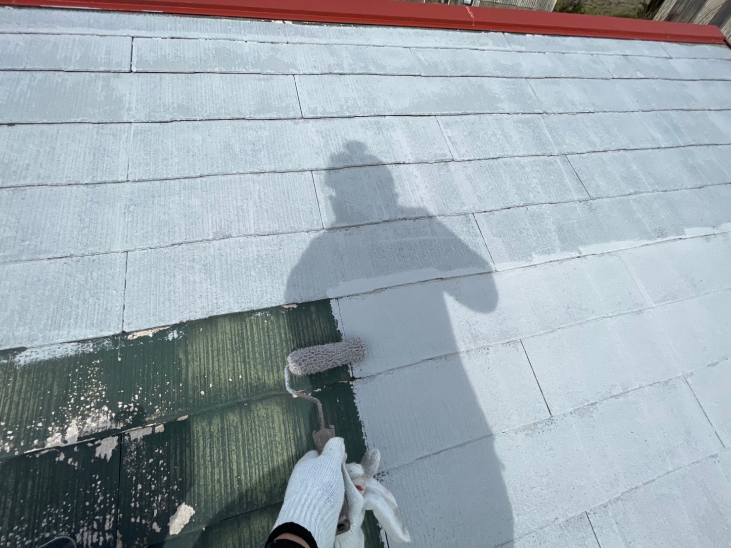 菰野町、カラーベストの屋根塗装下塗り