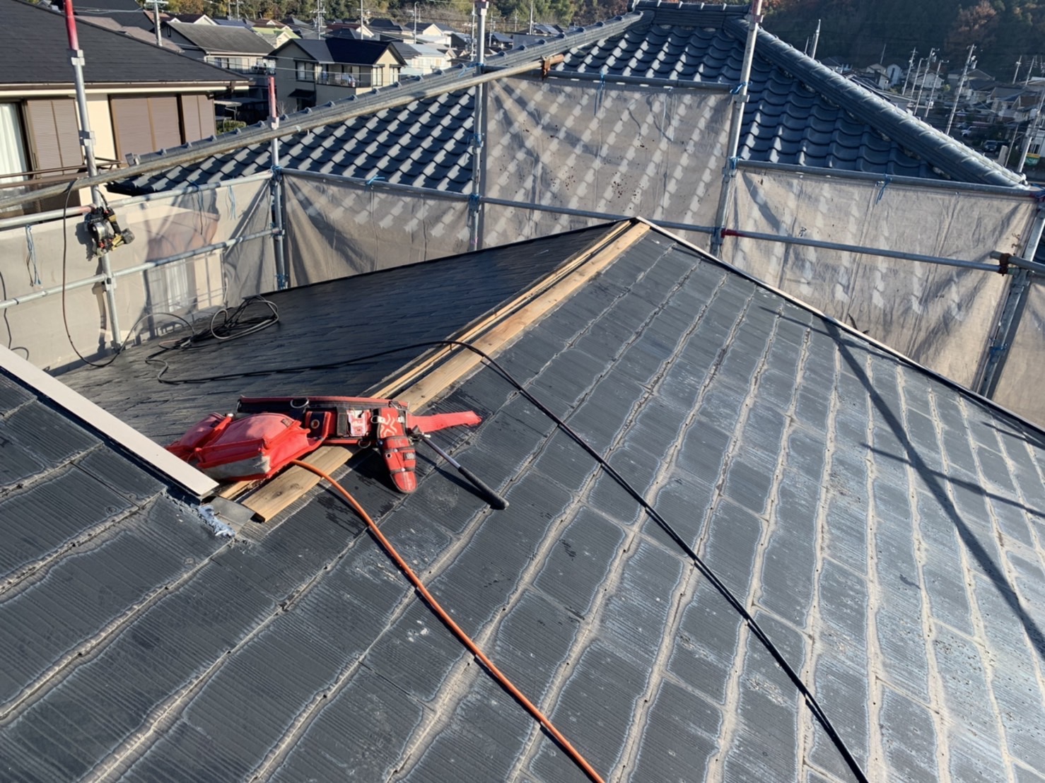 四日市市にて屋根のカバー工法スーパーガルテクト