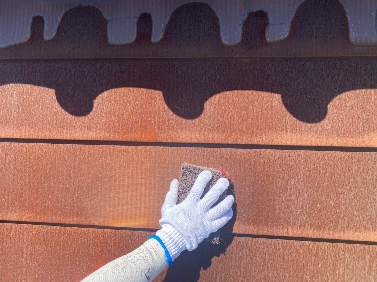 朝日町の屋根塗装、ケレン作業