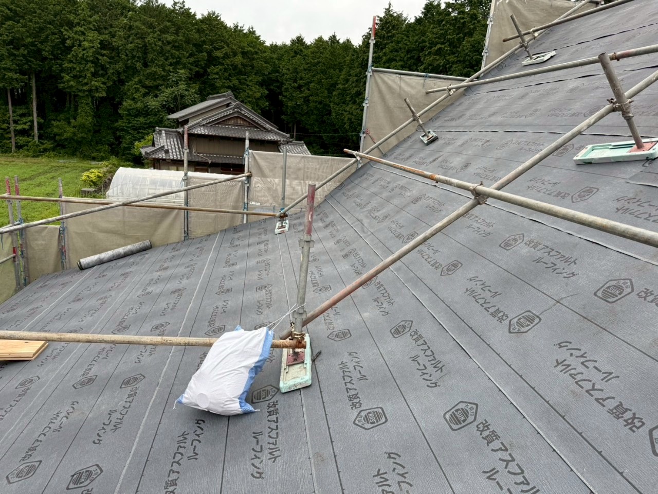ディプロマットで施工されたログハウスの美しい屋根（いなべ市施工事例）