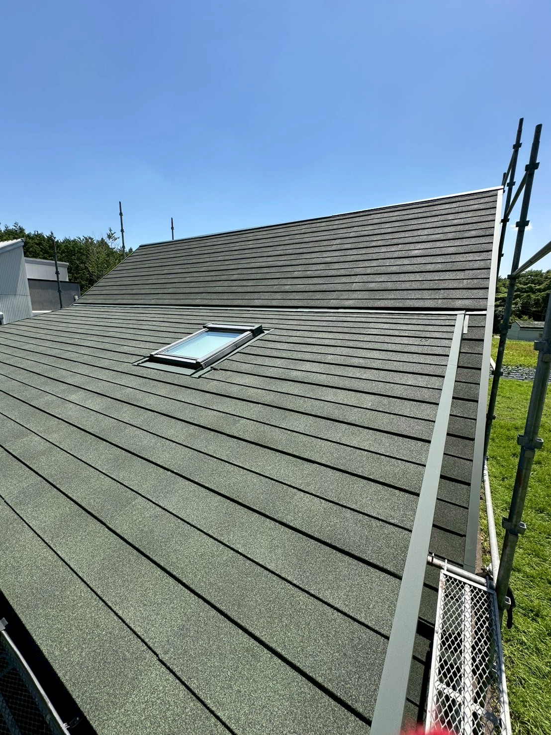 ディプロマットで施工されたログハウスの美しい屋根（いなべ市施工事例）