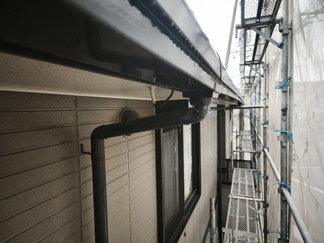 【桑名市】アパート屋根工事の足場を利用して雨樋取替を実施しました！