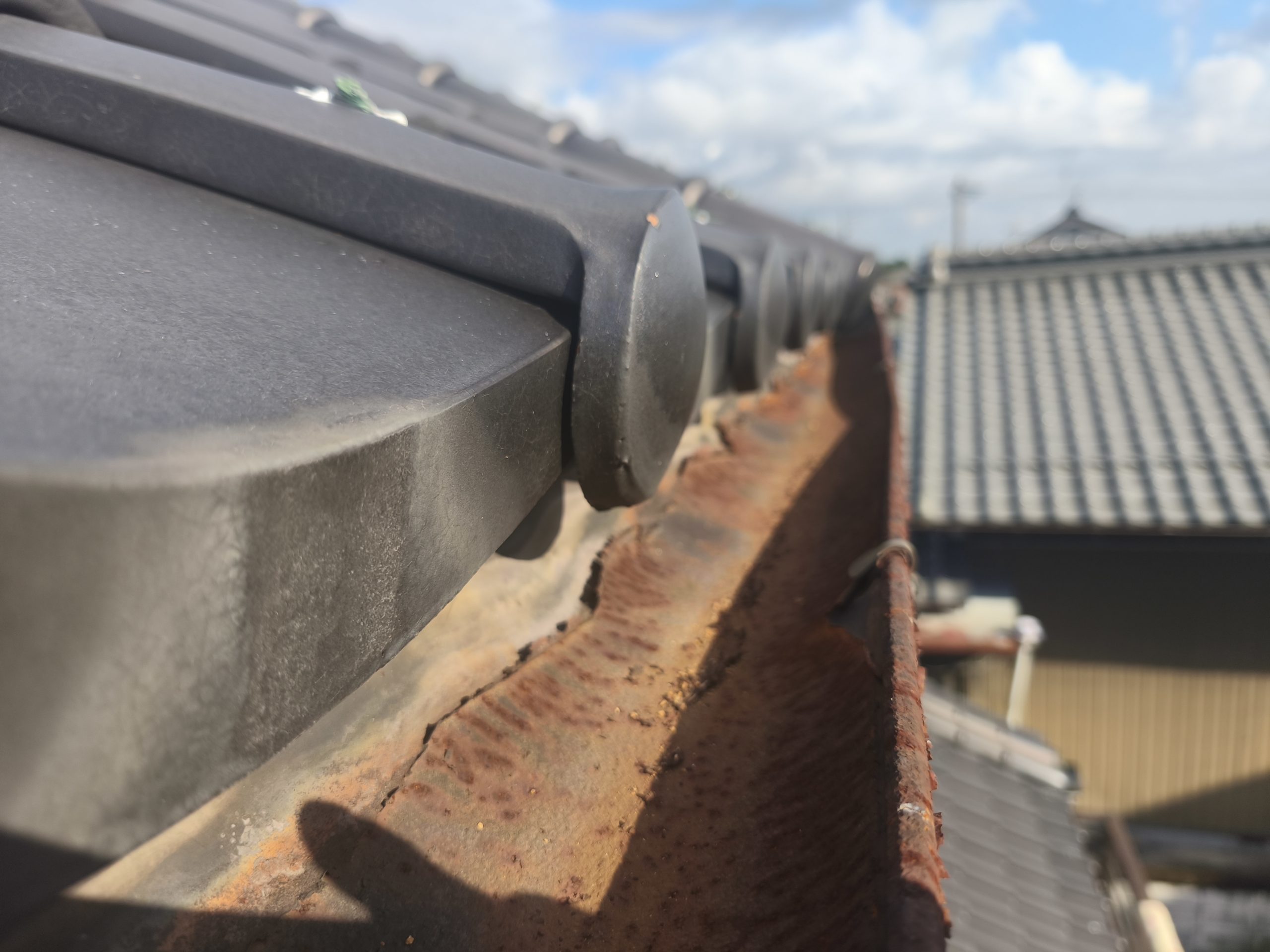 いなべ市｜和瓦棟瓦葺き替えが完了し、本日より雨樋取替工事に着手しました