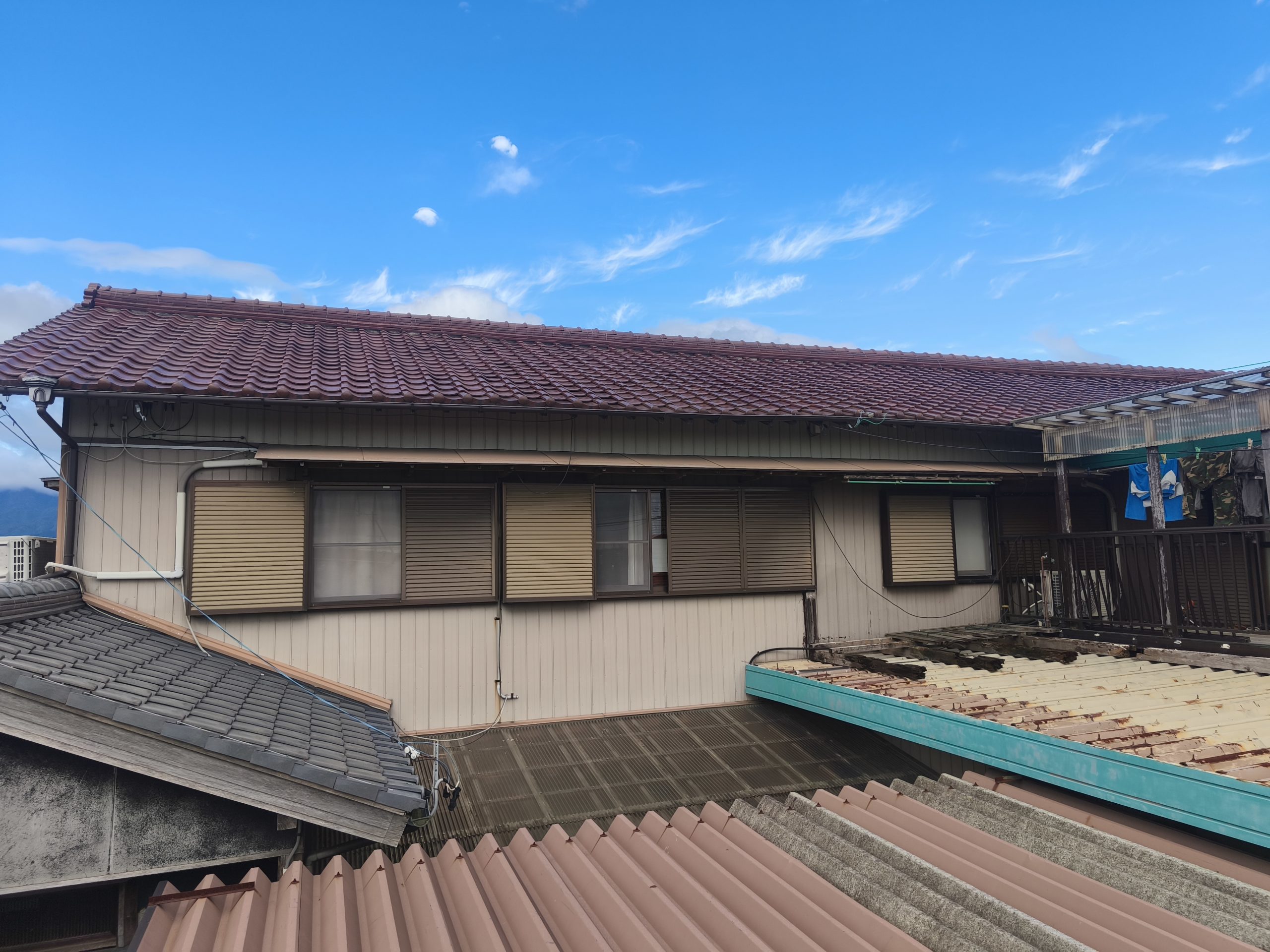 四日市市で屋根が重いことによる耐震性の不安から防災瓦への葺き替えを検討｜現地調査から足場着工まで