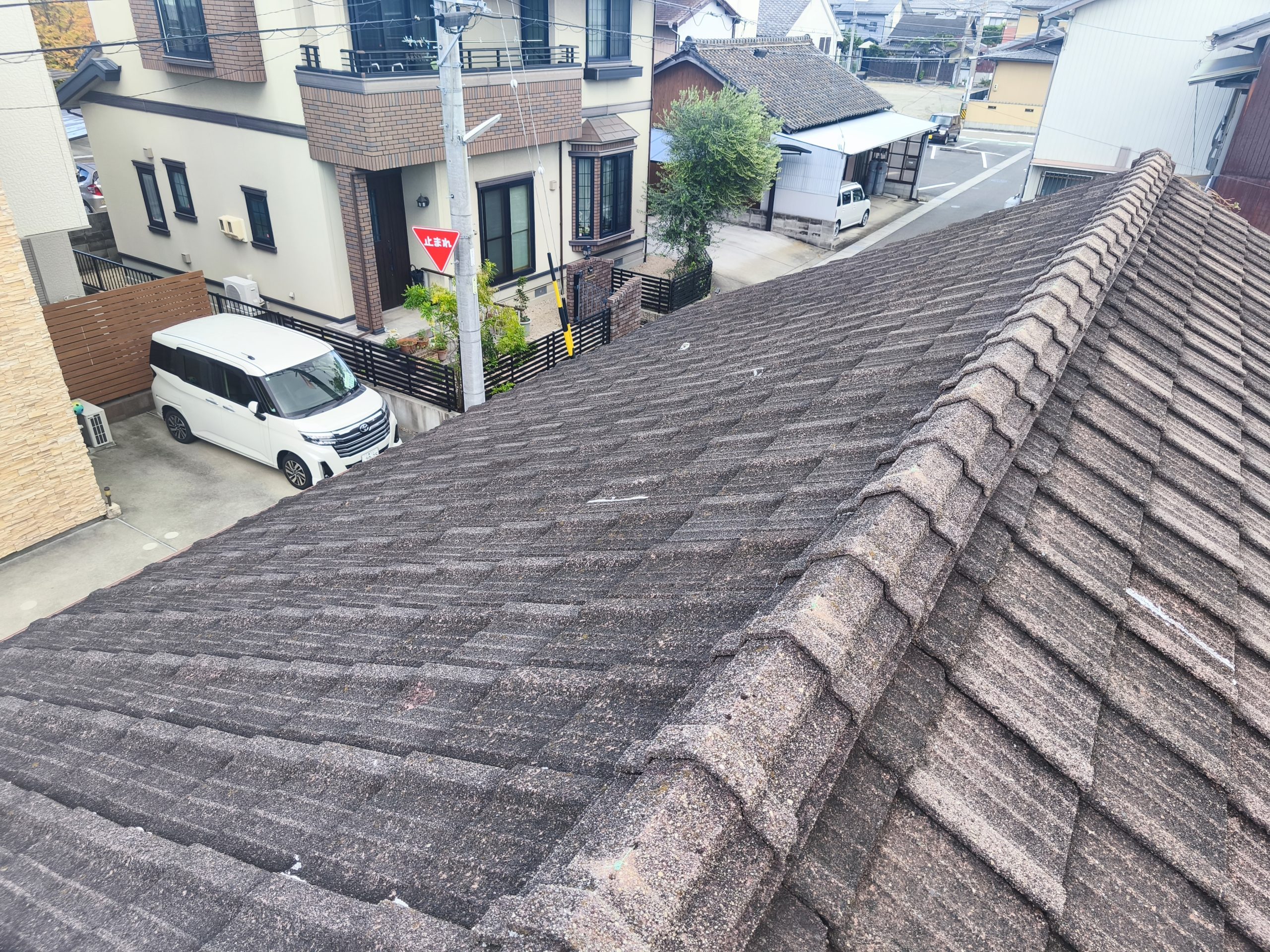 川越町にて築50年以上のセメント瓦屋根をガルテクトへ葺き替え｜雨漏り改善と下地補強で安心の住まいへ