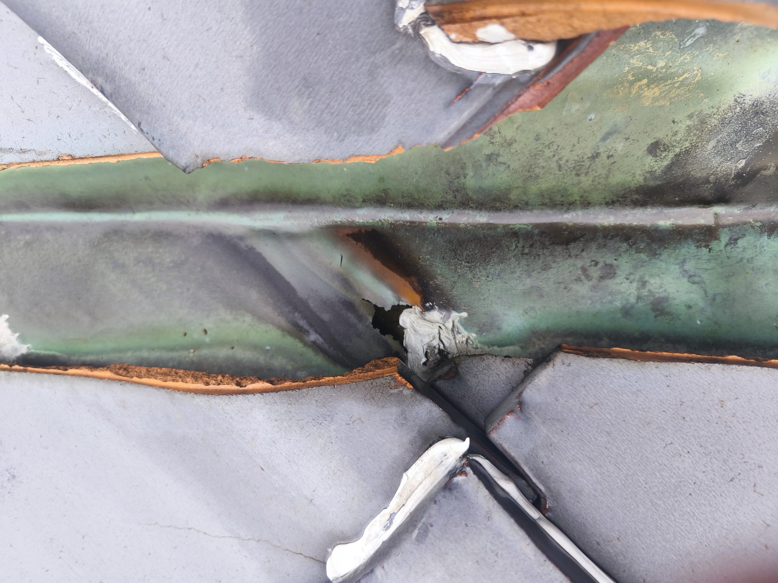 谷部銅板の穴あき