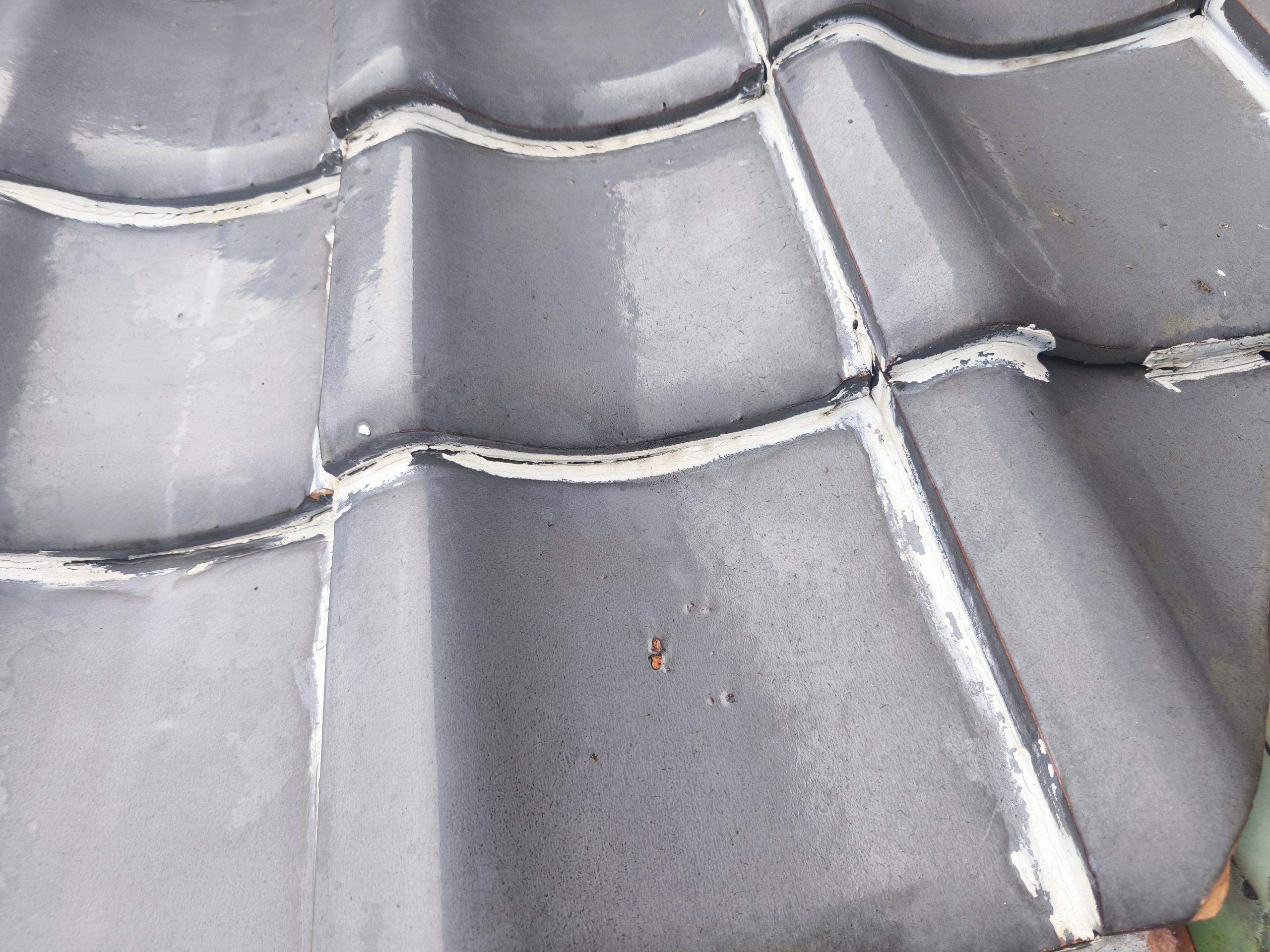 過度な瓦止め材の使用