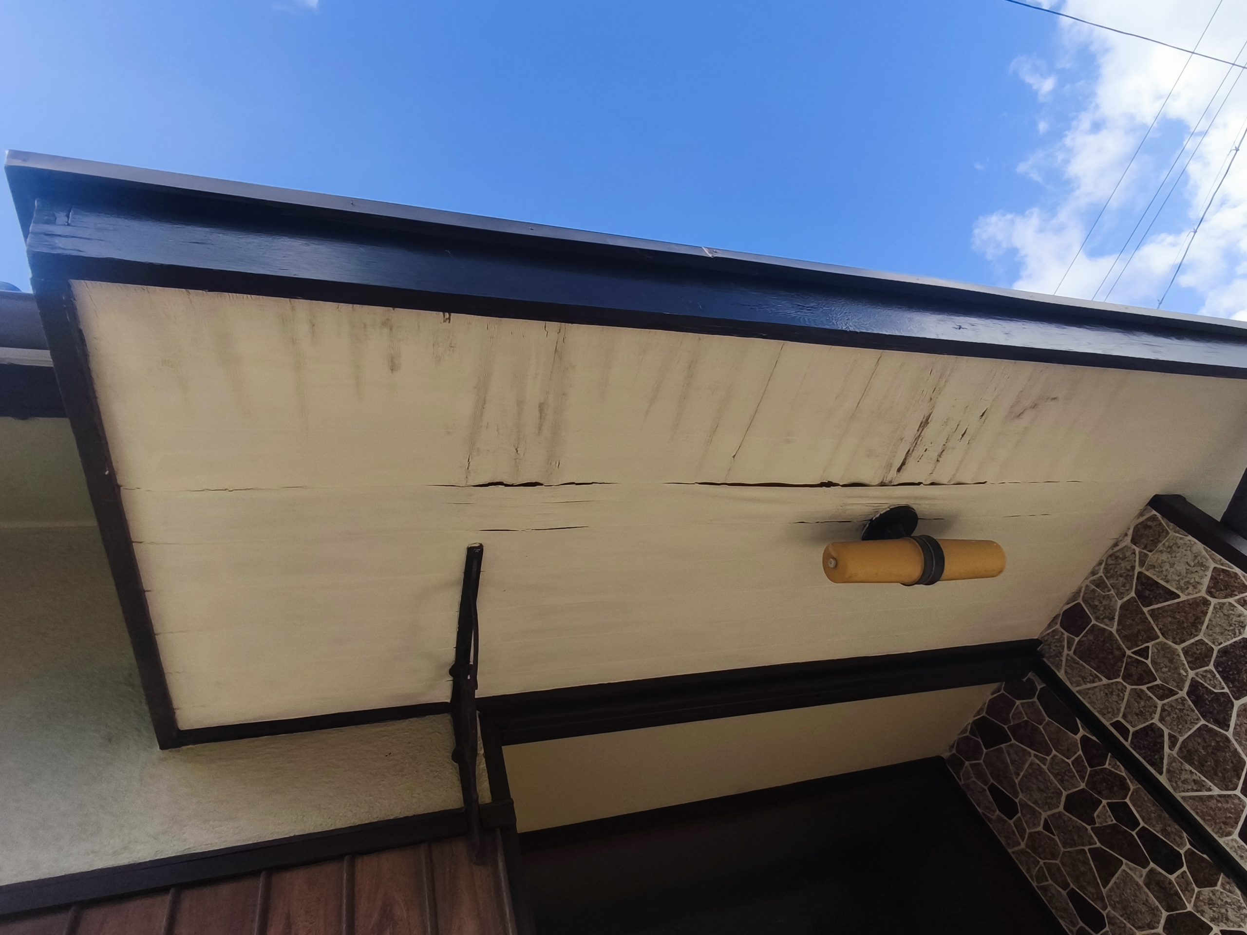 四日市市で玄関ポーチ軒天がブヨブヨ…原因は屋根の下がり？ガルバリウム鋼板に改修した雨漏り修理