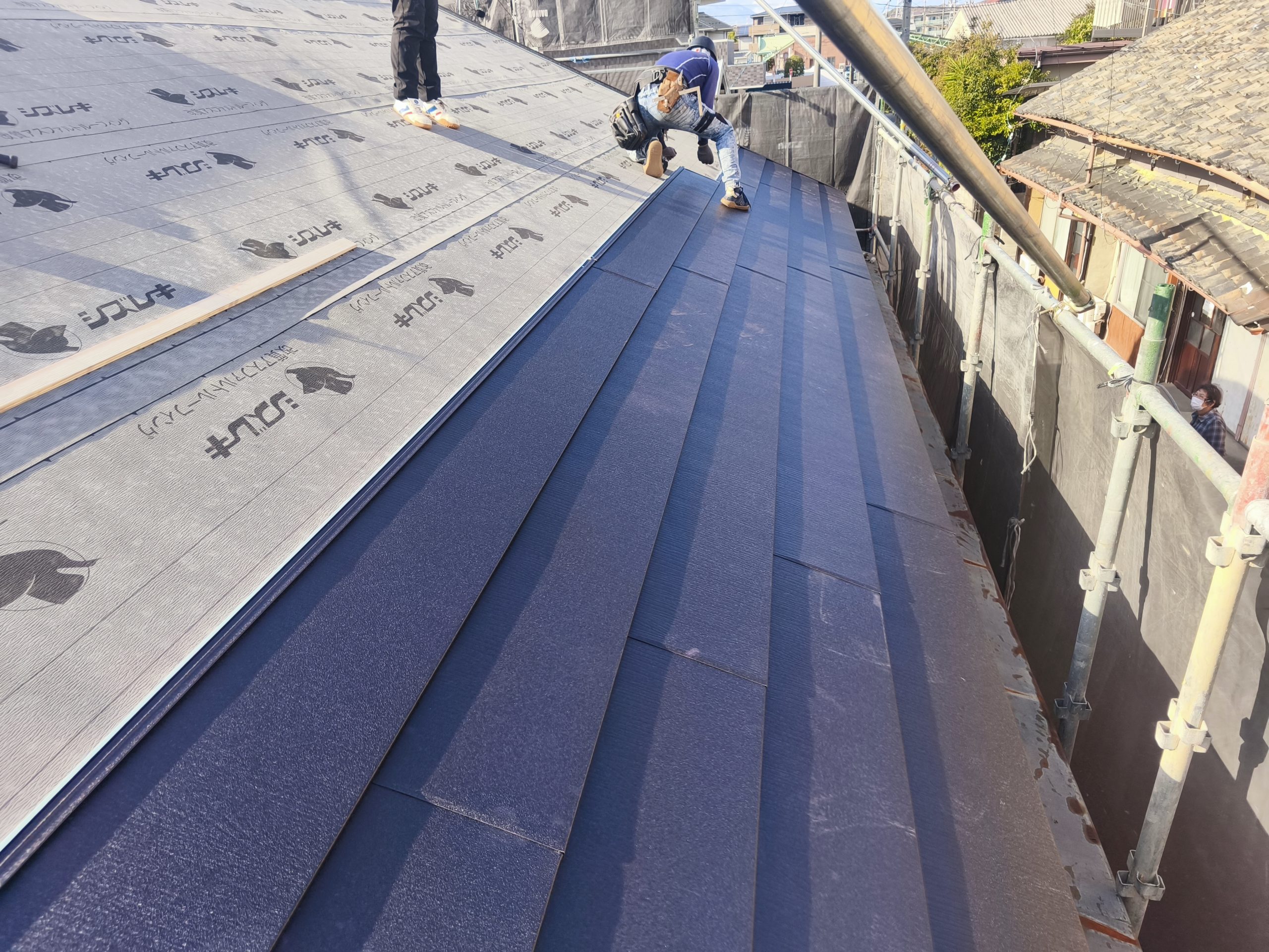 川越町｜ガルテクト葺き替えが進行！波トタン外壁はケレン後に錆止め塗装を施工しました