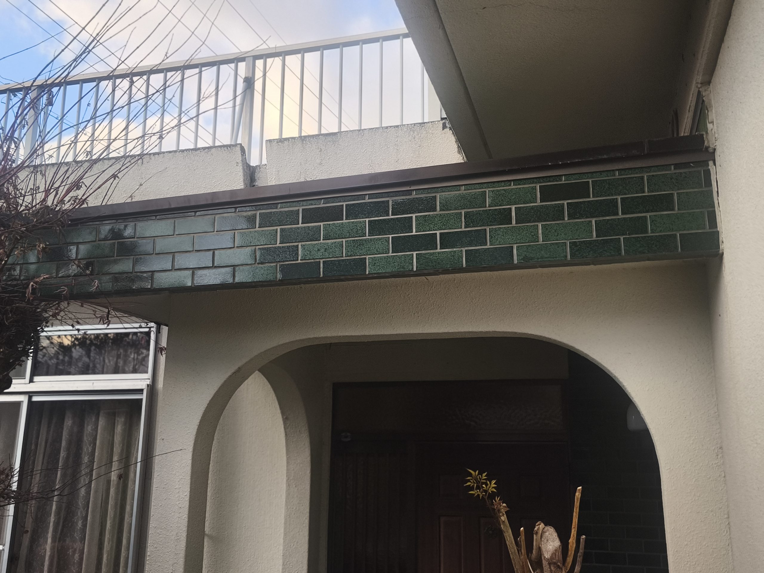 四日市市で築50年住宅の玄関ポーチタイルが落下｜下地腐食を根本補修し板金仕上げへ【工事着工】