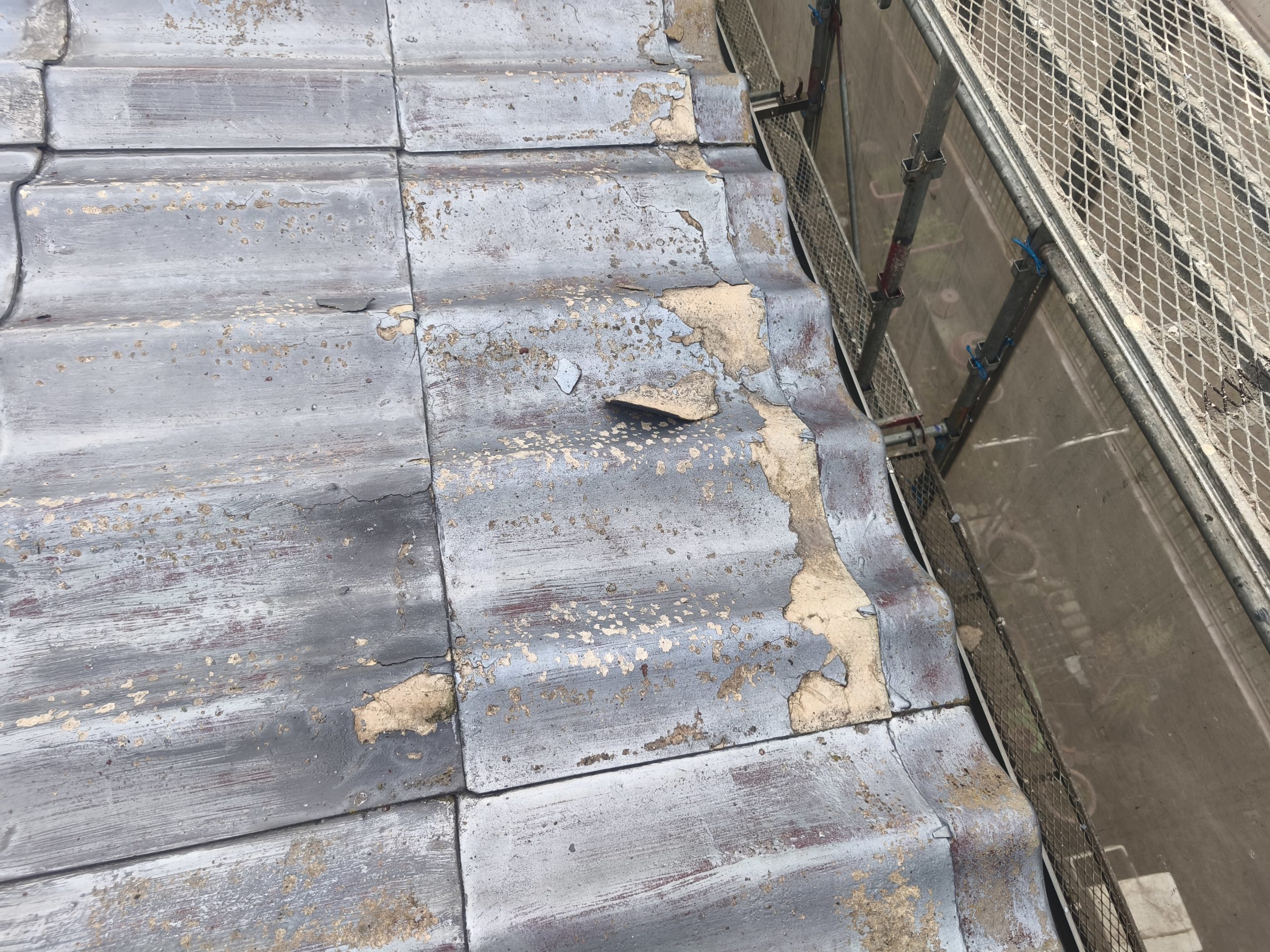 四日市市にて屋根塗装工事の下塗りを実施｜層間剝離を防ぎ耐久性を高める重要工程