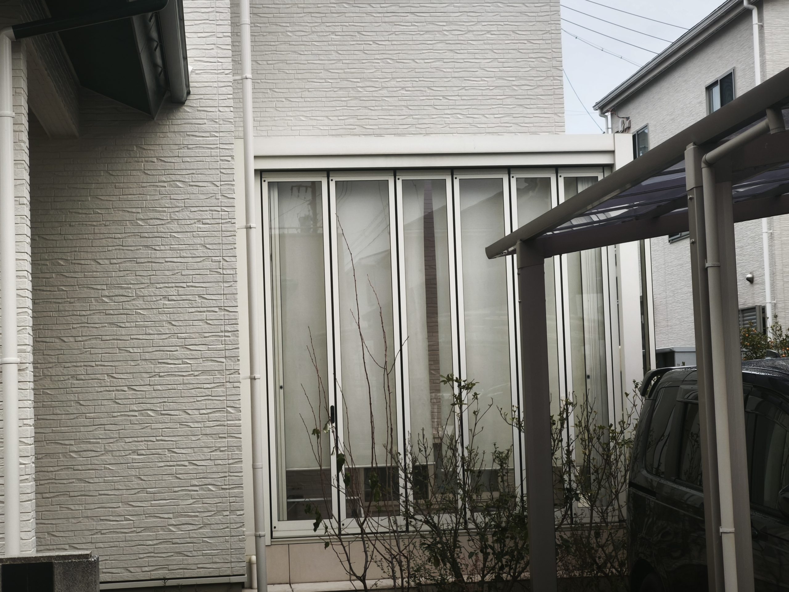 【四日市市】積雪落下でテラス屋根ポリカ破損｜ガルバリウム鋼板へ変更工事（下地作成共）