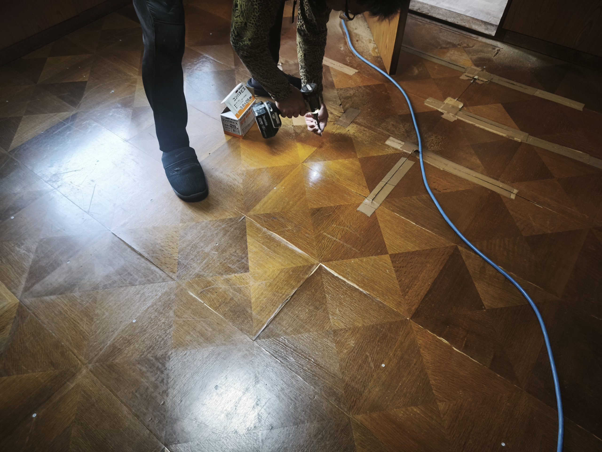 【川越町】内装工事 着工編｜雨漏り改修後のフローリング重ね張り施工スタート