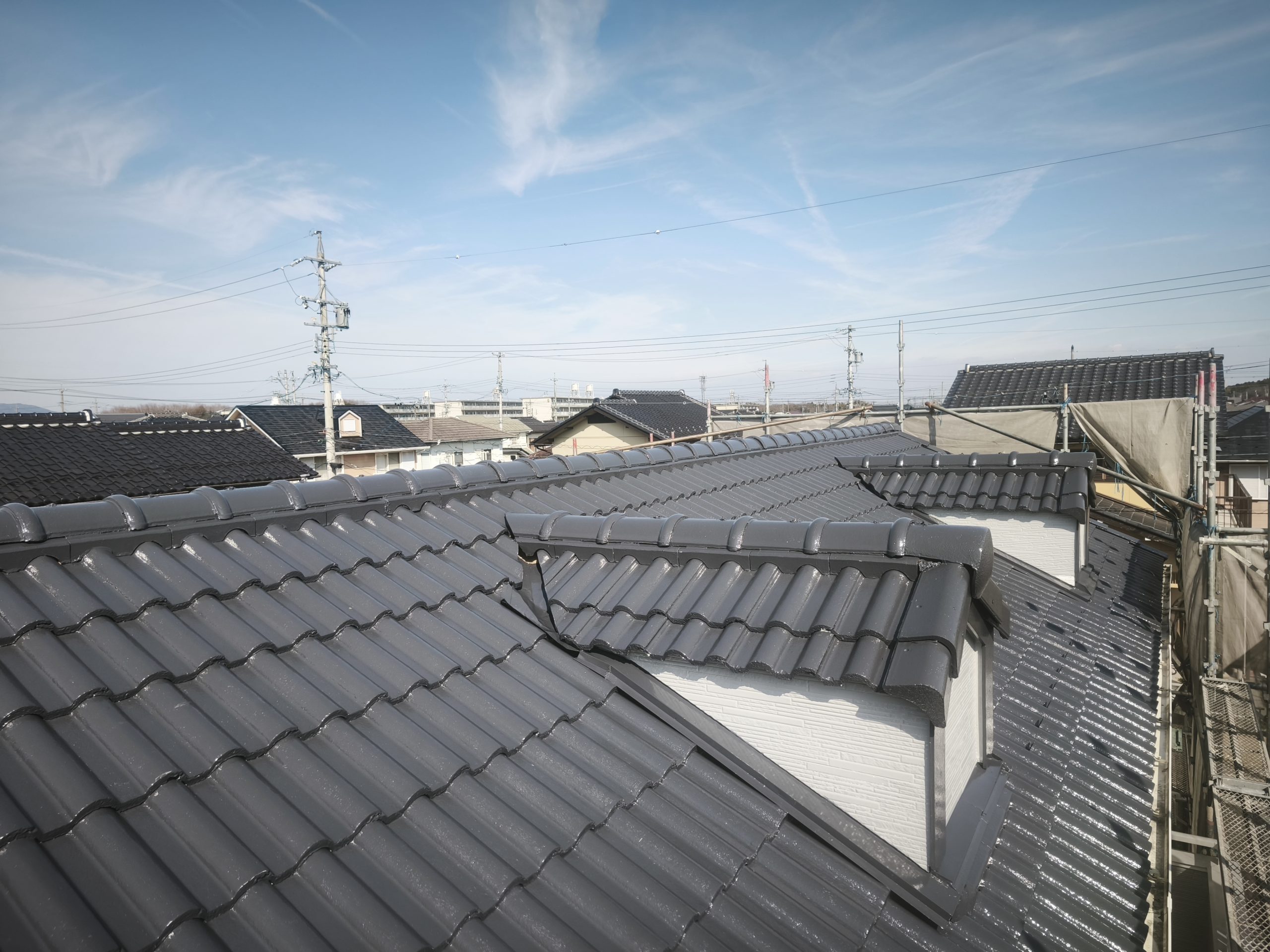 四日市市｜屋根の 「遮熱フッ素塗装 」が完了｜洗浄から仕上げまで丁寧に施工