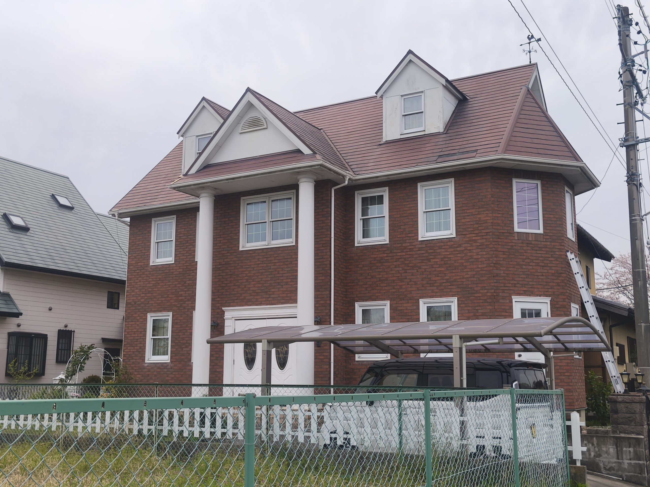 【四日市市】突発強風地域に対応した屋根施工｜急勾配屋根でガルテクト工事は約1/3進行