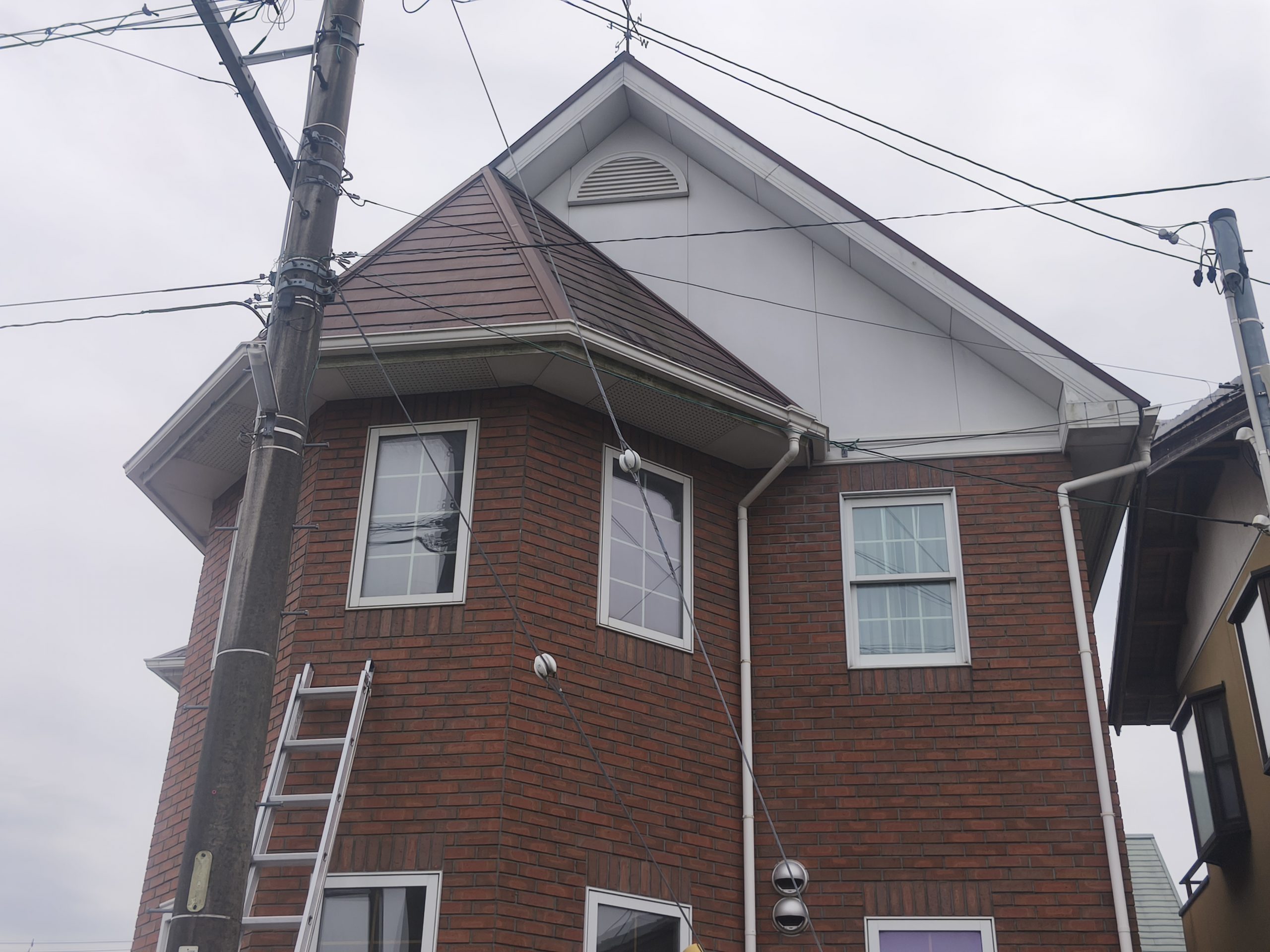 【四日市市】急勾配屋根でも安全施工｜ステージ足場設置完了・ガルテクト屋根工事スタート